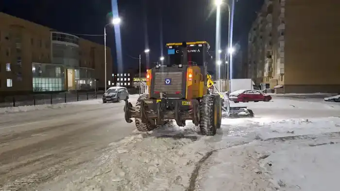 Более 1 200 единиц спецтехники задействованы в снегоуборочных работах в Астане в ночную смену (4)