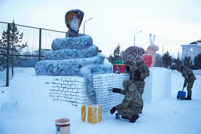 Снежные чудеса: гвардейцы построили новогодний городок Павлодаре