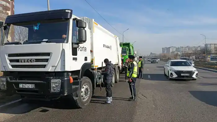 В Алматы усилили контроль спецтранспорта по вывозу мусора в рамках плана по снижению загрязнения воздуха (4)