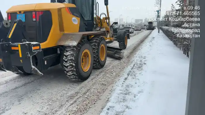 Более трех тысяч дорожных рабочих вышли на снегоуборочные работы в Астане (2)