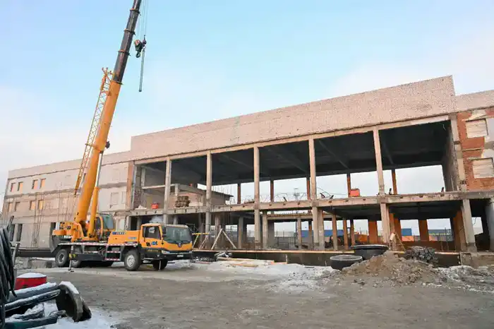 Здание железнодорожного вокзала в Семее модернизируется (10)