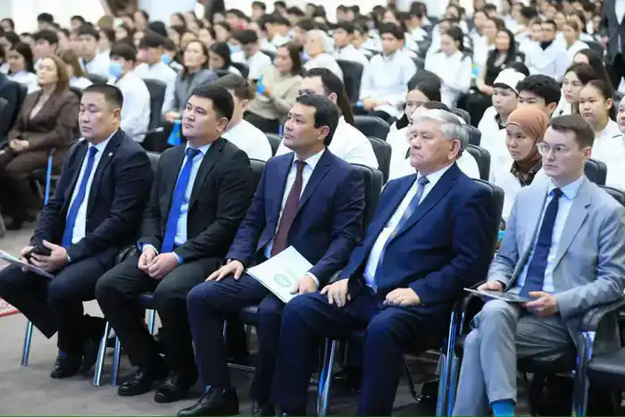 В Актобе авторы QazVac и эксперты в сфере медицины обсудили с будущими врачами национальные ценности (7)