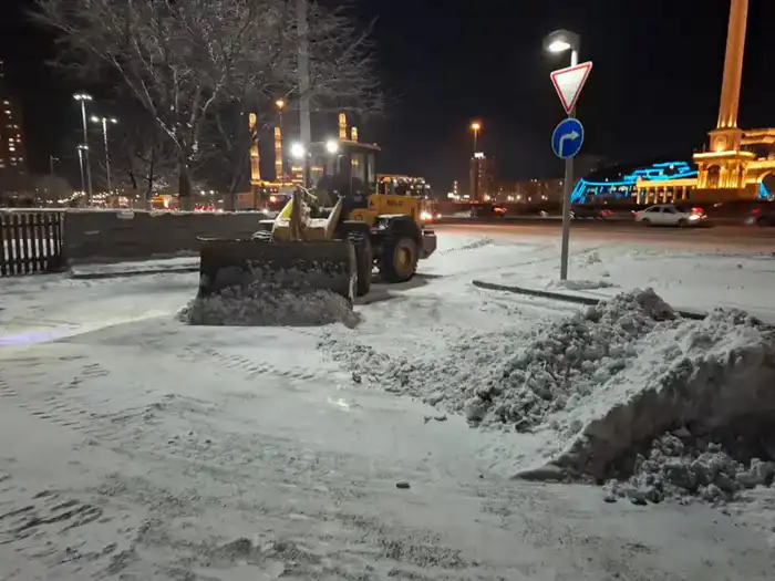 Около 1 200 единиц спецтехники заняты в снегоуборочных работах в Астане ночью (5)