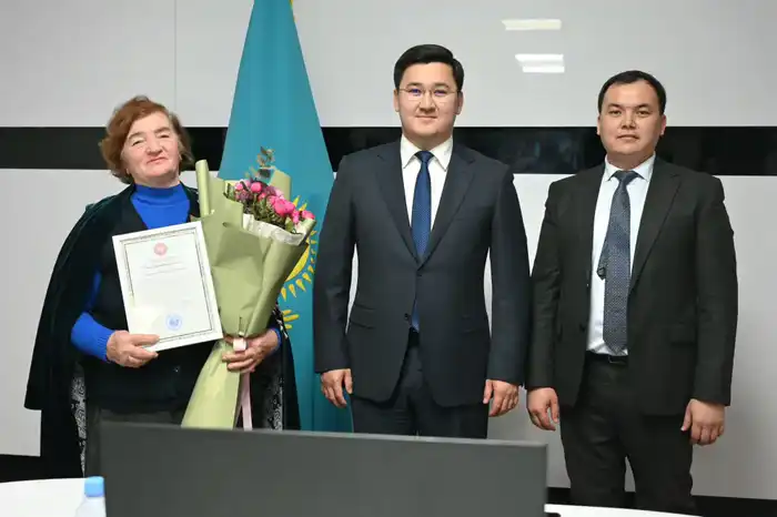 «Таза Қазақстан»: В Жетысайе патриот Надежда Завялова 40 лет бесплатно убирает улицы и сажает цветы Павлодаре