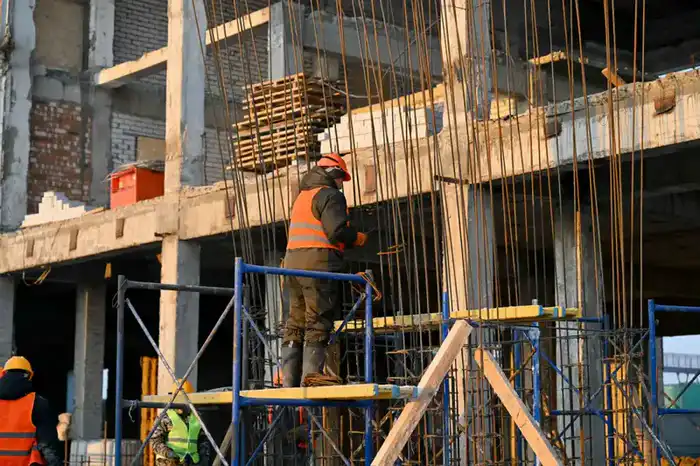 Здание железнодорожного вокзала в Семее модернизируется (9)
