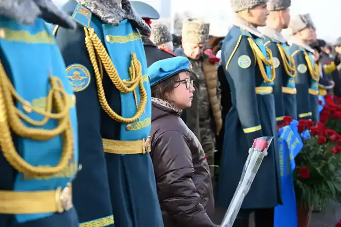 Аким Алматы возложил цветы к монументу «Тәуелсіздік» (3)