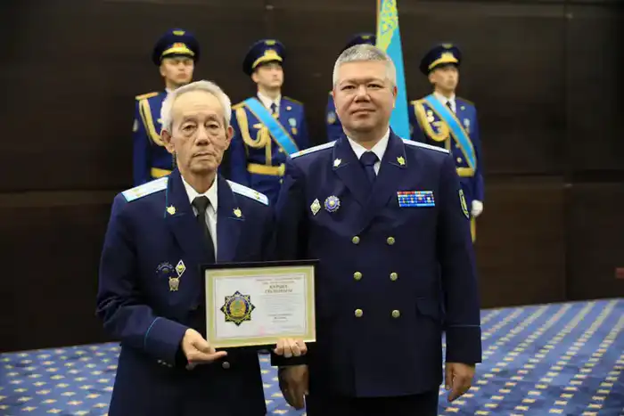 Аким области поздравил работников прокуратуры с профессиональным праздником (6)