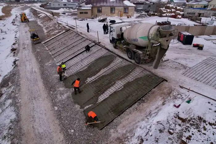 Аким области и жители Прибрежного проверили ход реконструкции защитных сооружений на дамбах Павлодаре