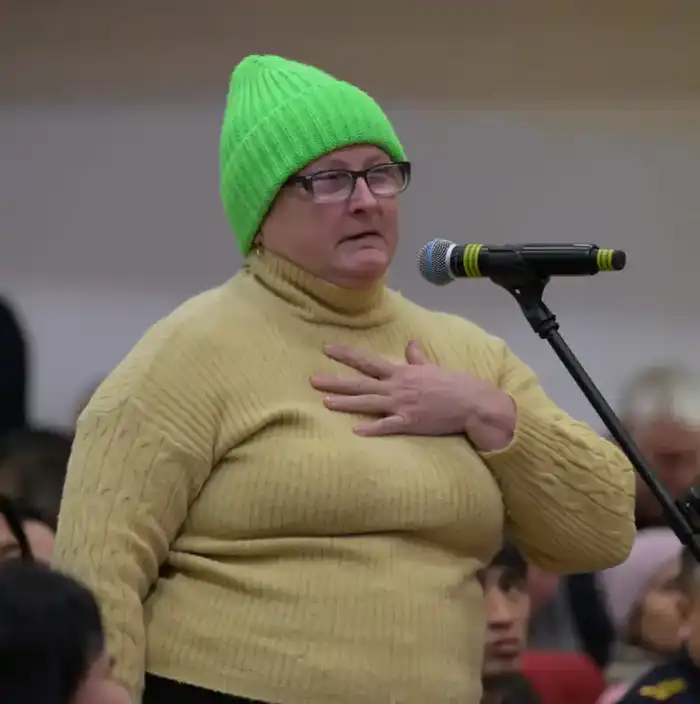 Аким Павлодарской области Асаин Байханов провел встречу с жителями Аксу: в центре внимания — вопросы развития города (4)