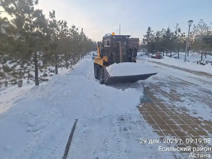 Почти 3 000 дорожных рабочих и свыше 1 400 единиц спецтехники задействованы в снегоуборочных работах в Астане (4)