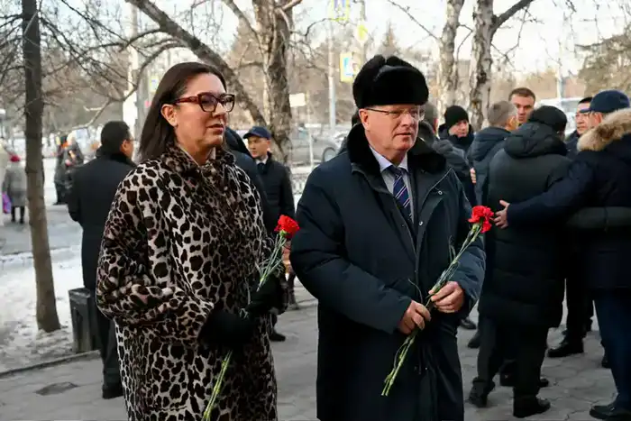 Делегация области Абай посетил памятник Шокана Уалиханова и мемориальную доску Кемеля Токаева в Омске (6)