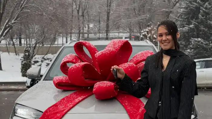 Золотые перчатки и роскошные дары: Казахстанские чемпионки мира по боксу Алуа Балкибекова и Назым Кызайбай получили щедрые подарки за свои спортивные подвиги Павлодаре