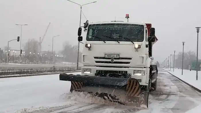Свыше 1 тыс. единиц спецтехники задействовано в снегоуборочных работах днем в Астане (8)