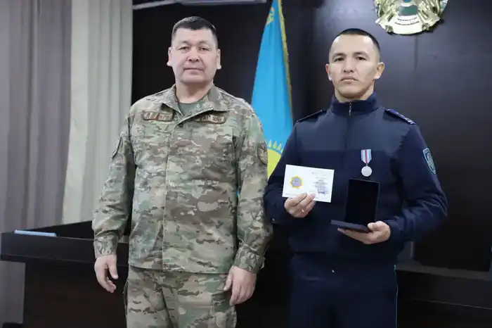 Награждение полицейских в Ұлытау: пример мужества и ответственности в условиях чрезвычайной ситуации Павлодаре