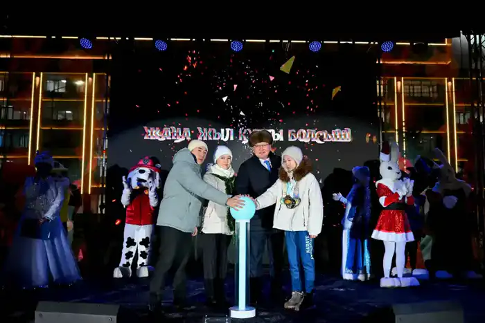 В Семее зажгли огни новогодней елки (4)