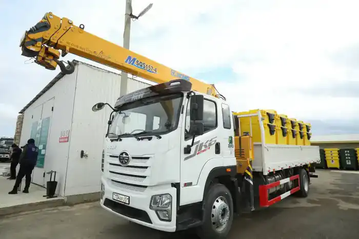 «Таза Қазақстан»: Аким области ознакомился с новой техникой для вывоза мусора (6)