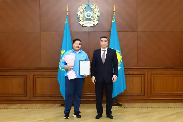 От имени Президента Олжас Бектенов вручил государственные награды призерам и тренерам XXV Летних Сурдлимпийских игр (5)