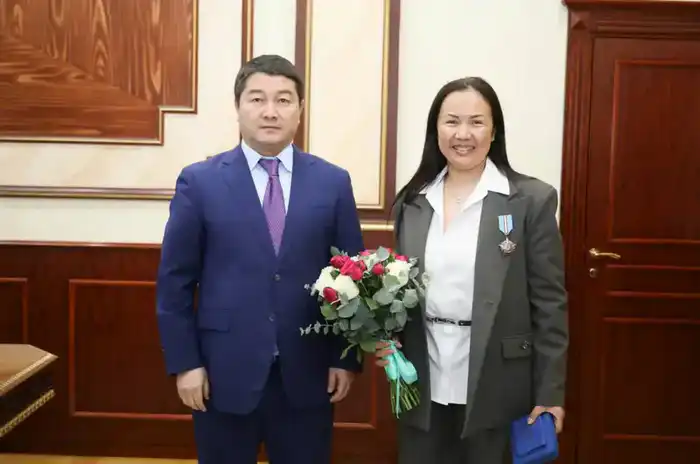 Нурдаулет Килыбай вручил государственные награды людям труда (10)