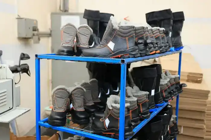 Карагандинская обувная фабрика поставляет рабочую обувь для металлургов, геологов и нефтяников Павлодаре