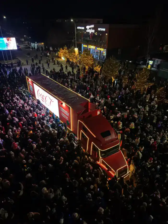 Караван Coca-Cola в Конаеве: объединение горожан в преддверии Нового года Павлодаре