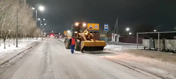 Плюсовая температура днём и морозы ночью: коммунальные службы усилили уборку в Астане (5)