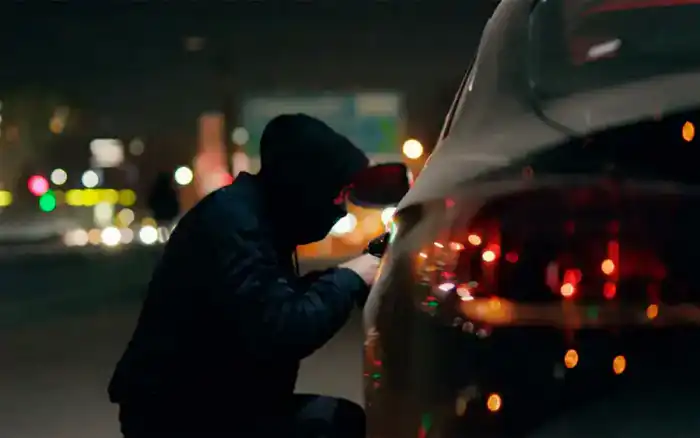 В Караганде задержан угонщик автомобиля, оставивший машину заведенной Павлодаре