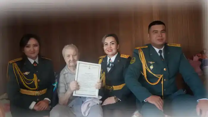 Военнослужащие Алматы чествуют ветерана Великой Отечественной войны на его 102-летие Павлодаре
