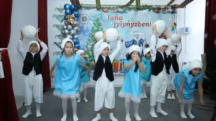 Аким Мангистауской области поздравил детей из детского дома накануне Нового года Павлодаре