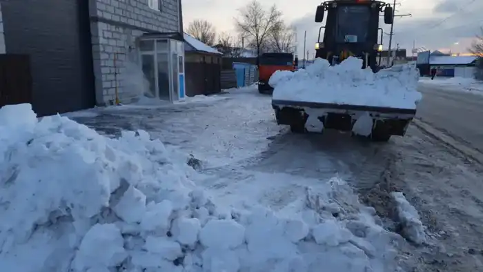 Свыше 1 400 единиц спецтехники задействованы в снегоуборочных работах и посыпке тротуаров техсолью в Астане Павлодаре