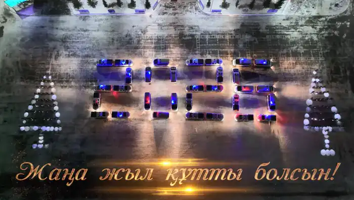 Национальная гвардия МВД РК использует спецтехнику для символического поздравления страны с Новым годом Павлодаре