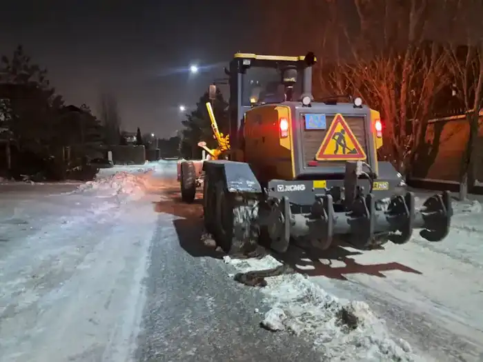 Более 1 200 единиц спецтехники вышли на уборку снега в Астане в ночную смену (3)