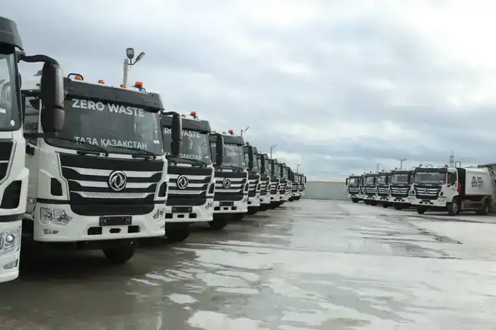 «Таза Қазақстан»: Аким области ознакомился с новой техникой для вывоза мусора (5)