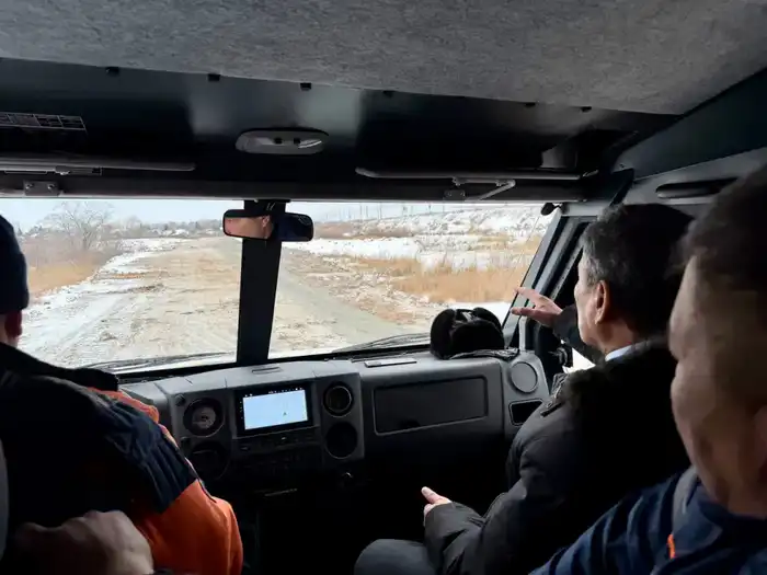 Аким области совместно с жителями села Прибрежное провел инспекцию хода реконструкции защитных сооружений (2)