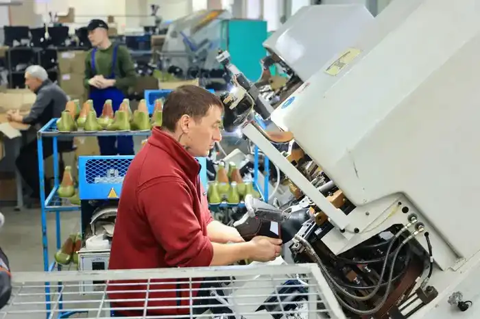 Металлурги, геологи, нефтяники – кто носит рабочую обувь карагандинского производства (8)