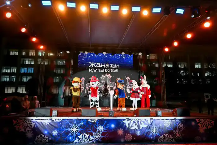 На Центральной площади Семее зажгли огни новогодней ёлки Павлодаре