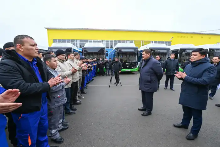 Глава региона встретился с сотрудниками «Қызылорда автобус паркі», «Қызылорда су жүйесі» (7)