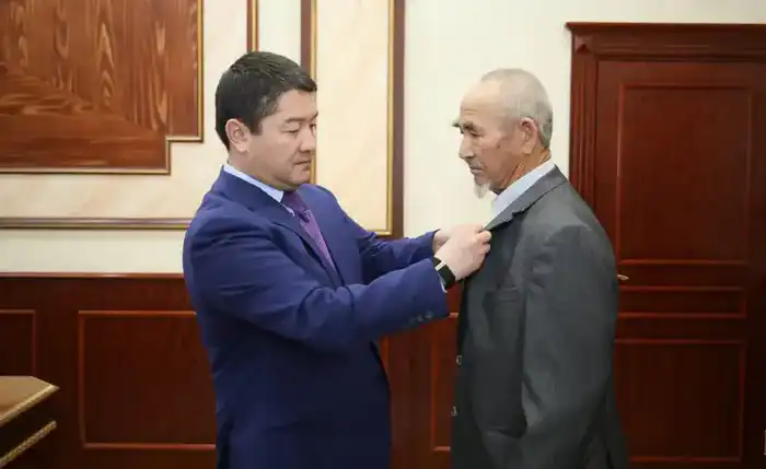 Нурдаулет Килыбай вручил государственные награды людям труда (2)
