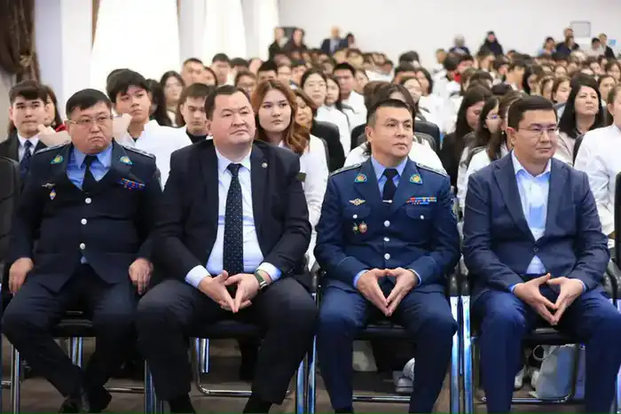 В Актобе авторы QazVac и эксперты в сфере медицины обсудили с будущими врачами национальные ценности (6)