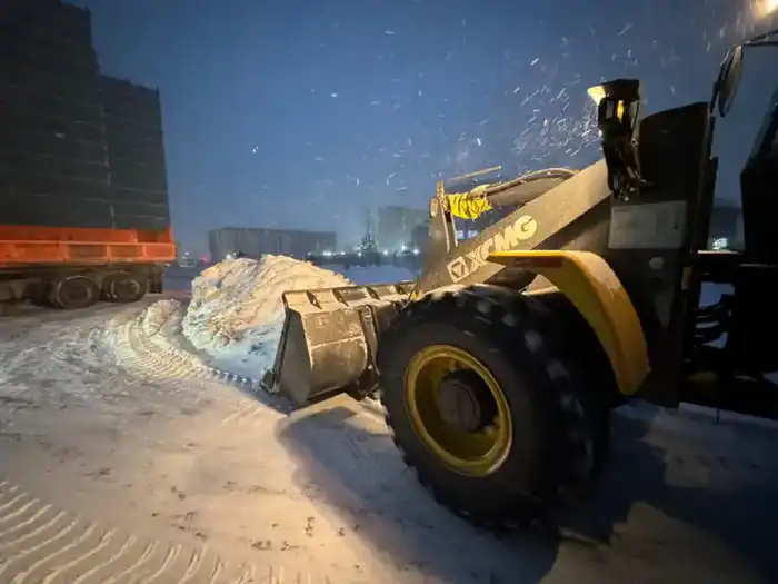 Более 3 000 дорожных рабочих и около 1 500 единиц спецтехники задействованы в снегоуборочных работах в Астане (2)