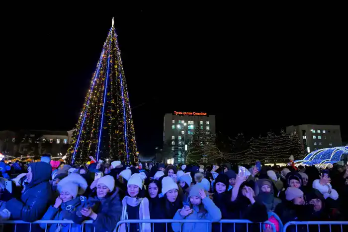 В Семее зажгли огни новогодней елки (3)