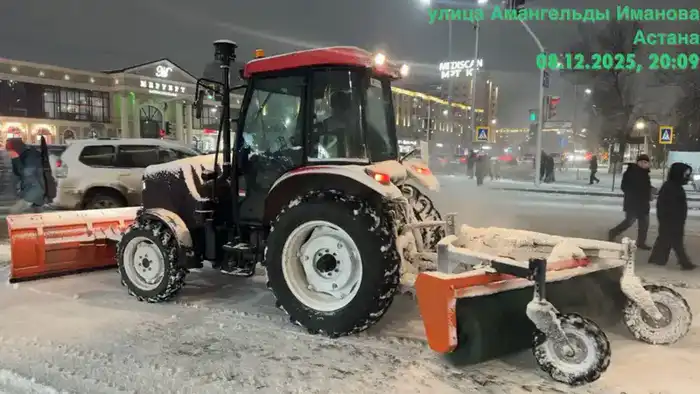 Более 1000 единиц спецтехники очищают улицы Астаны от снега ночью Павлодаре