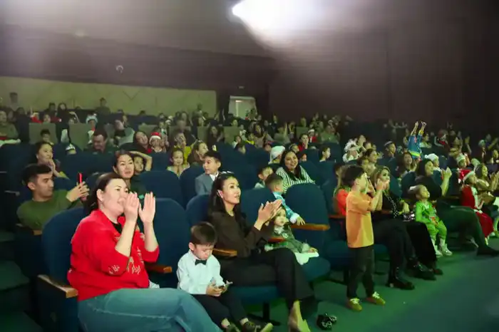 В Астане министр обороны зажег главную елку Вооруженных сил на новогоднем утреннике Павлодаре