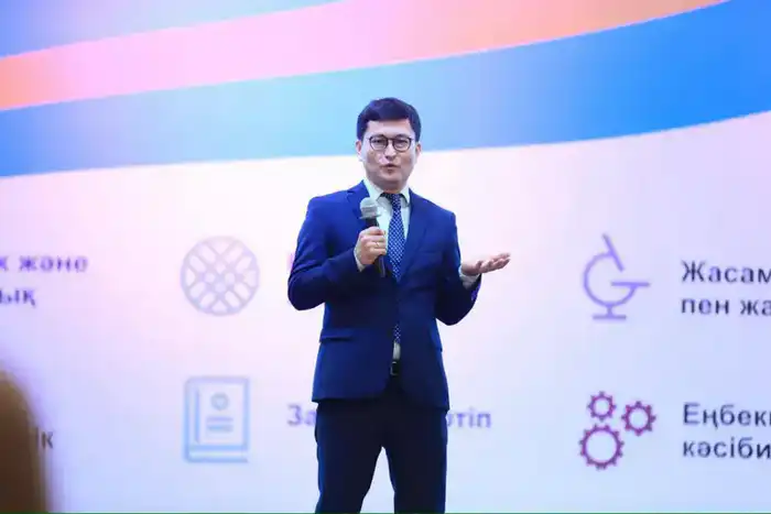 В Актобе авторы QazVac и эксперты в сфере медицины обсудили с будущими врачами национальные ценности (9)