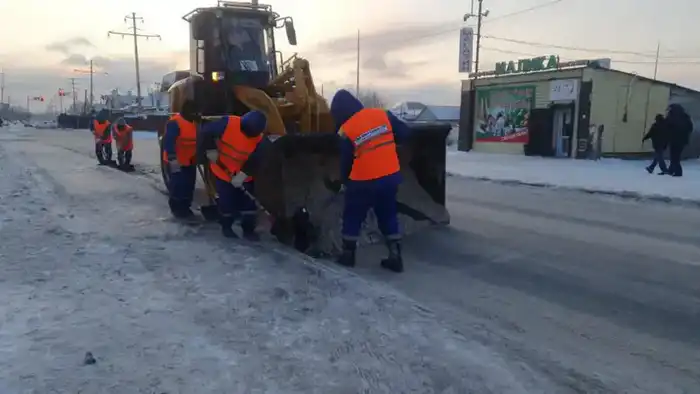 Свыше 1 400 единиц спецтехники задействованы в снегоуборочных работах и посыпке тротуаров техсолью в Астане (6)