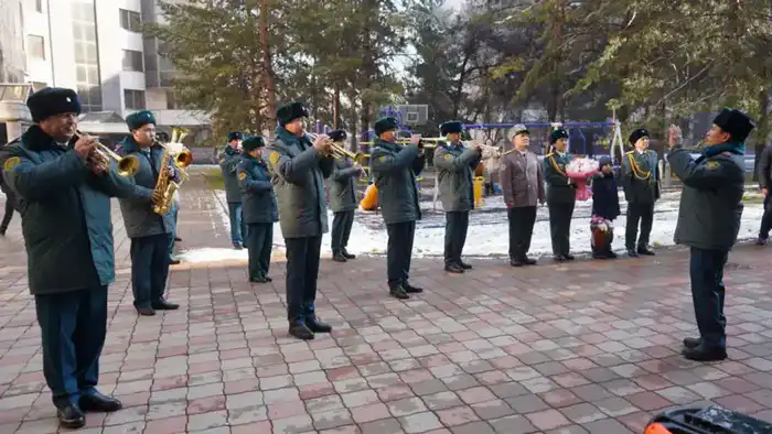 В Алматы военнослужащие с оркестром поздравили Бибигуль Тулегенову с днем рождения (7)