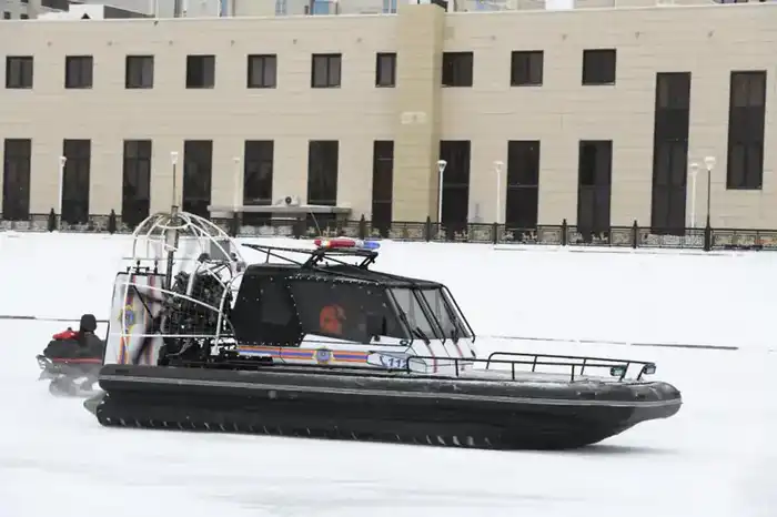 «Тонкий лед»: столичные спасатели напомнили горожанам правила безопасного поведения на льду (5)