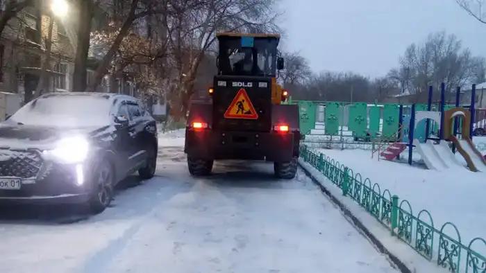 Более 3 000 дорожных рабочих и около 1 500 единиц спецтехники задействованы в снегоуборочных работах в Астане (5)