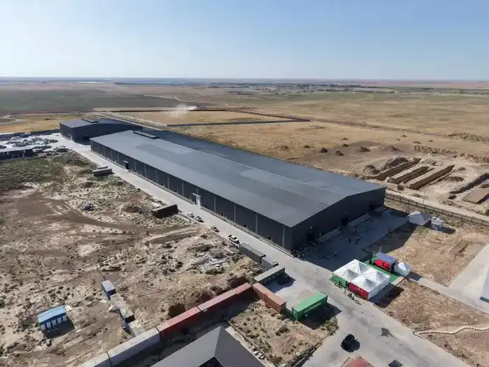 В ЭТОМ ГОДУ В ТУРКЕСТАНСКОЙ ОБЛАСТИ ВВЕДЕНЫ В ЭКСПЛУАТАЦИЮ СОВРЕМЕННЫЕ ЗАВОДЫ, ОТВЕЧАЮЩИЕ МЕЖДУНАРОДНЫМ ТРЕБОВАНИЯМ, А ОБЪЕМ ПРОМЫШЛЕННОЙ ПРОДУКЦИИ СОСТАВИЛ 1,3 ТРЛН ТЕНГЕ. (5)