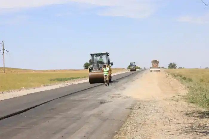 Асфальтирование дорог в Аксуском районе: Бейбит Исабаев акцентирует внимание на качестве работ Павлодаре