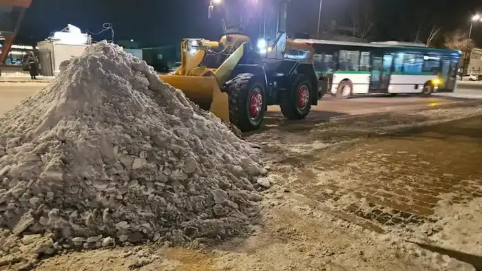 Свыше тысячи единиц спецтехники вышли на уборку снега в Астане в ночную смену (7)